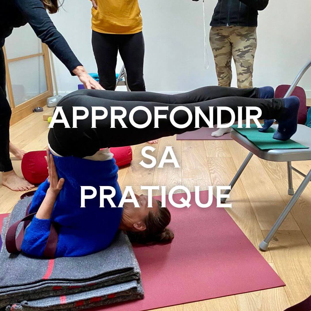 une élève de yoga pratique la posture halasana avec une chaise pendant un stage